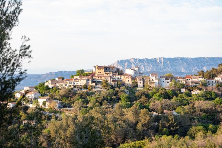 Le village de Mimet dans les Bouches-du-Rhône, écrin de notre restaurant Le Grand Puech